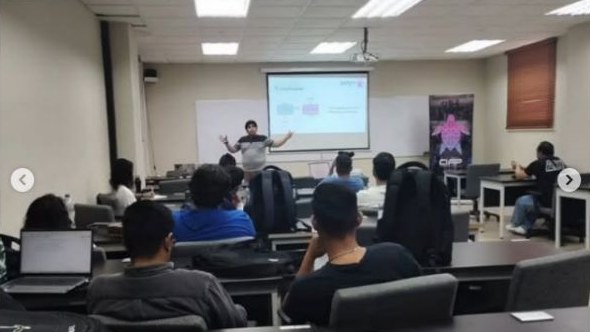 Audiencia y expositor durante la charla de LLMs en ESPOL
